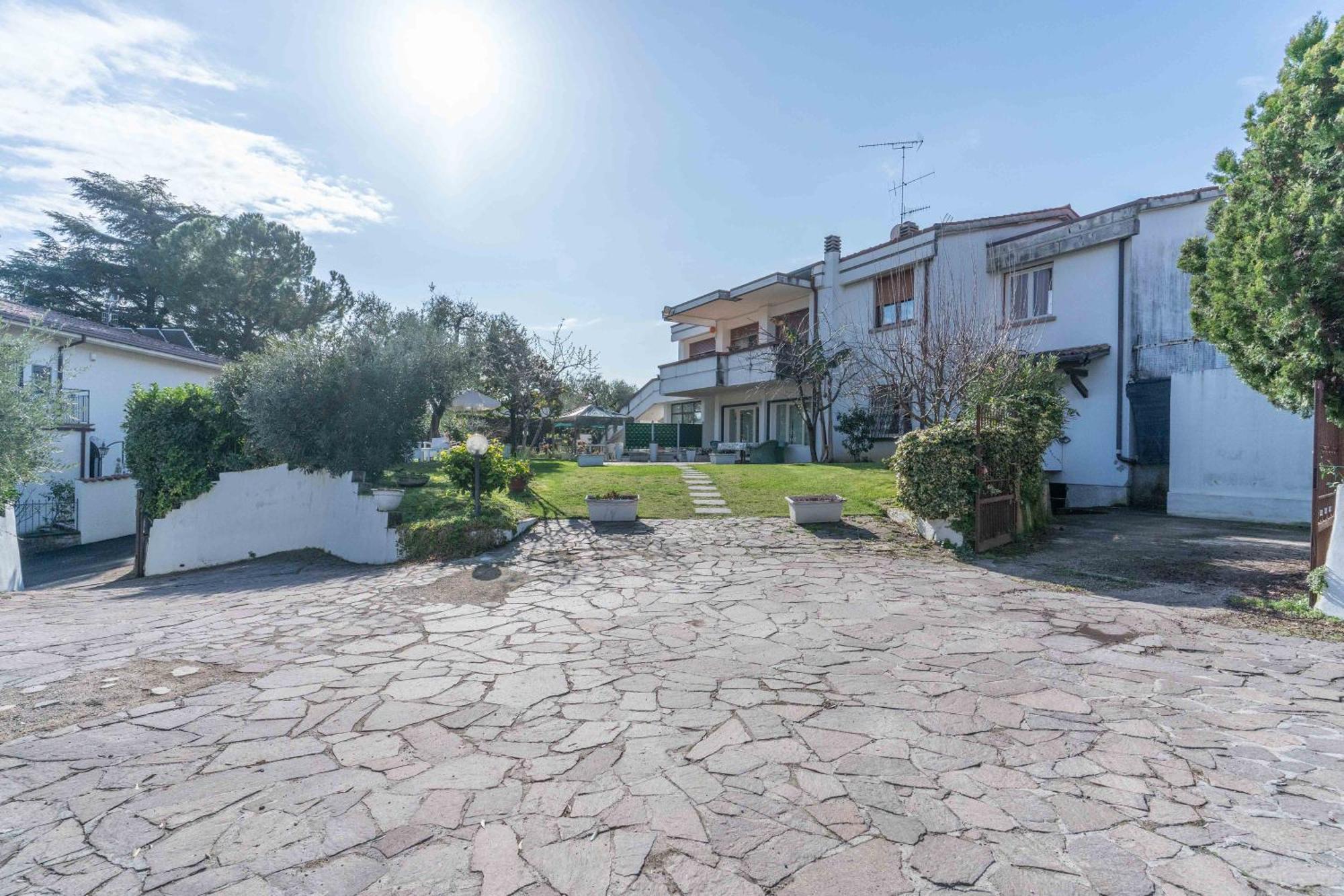 Ampia Dimora A Salo Con Parcheggio E Giardino Apartment Екстериор снимка